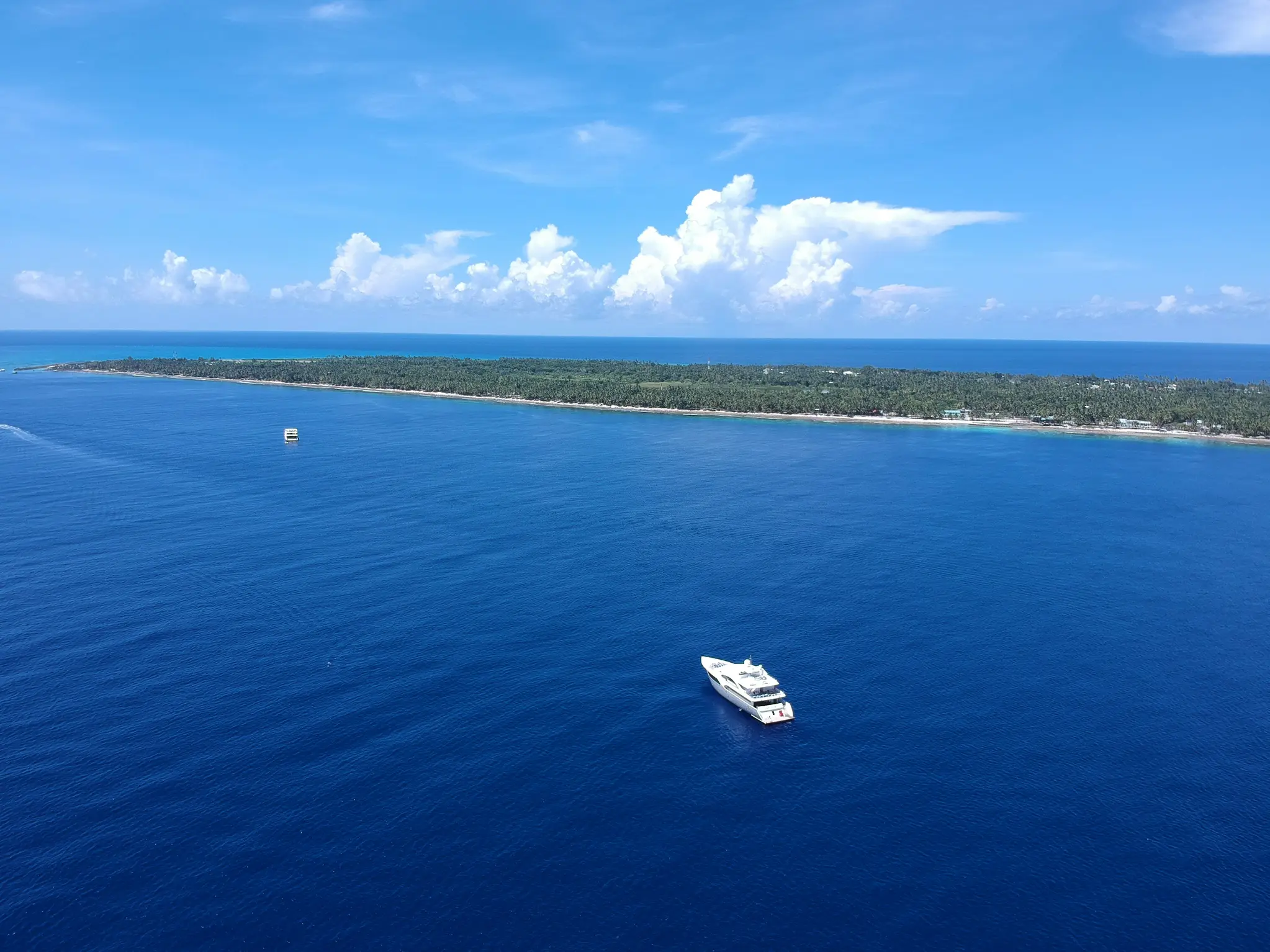 A liveaboard resting right outside the island of fuvahmulah