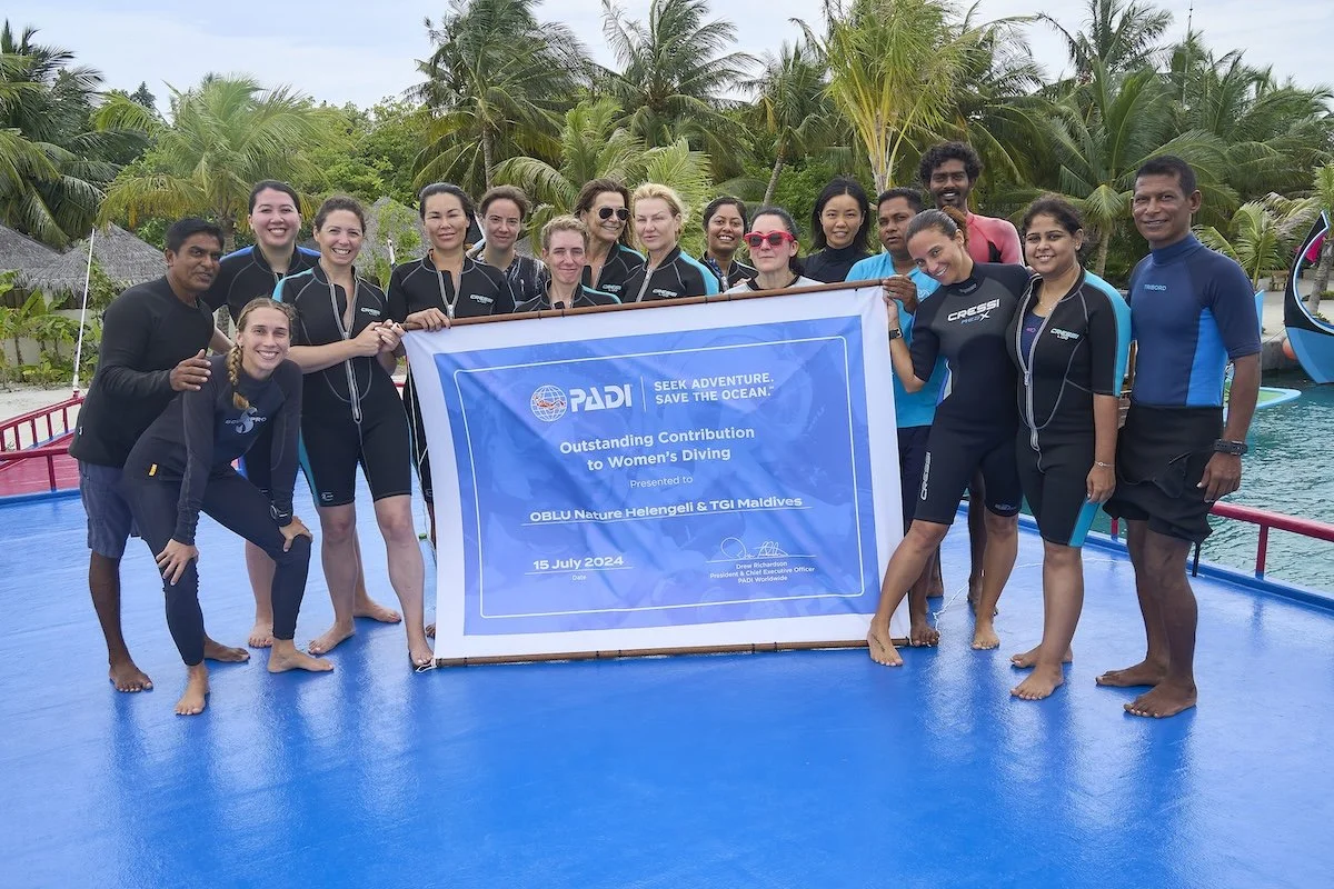 WOMEN DIVING